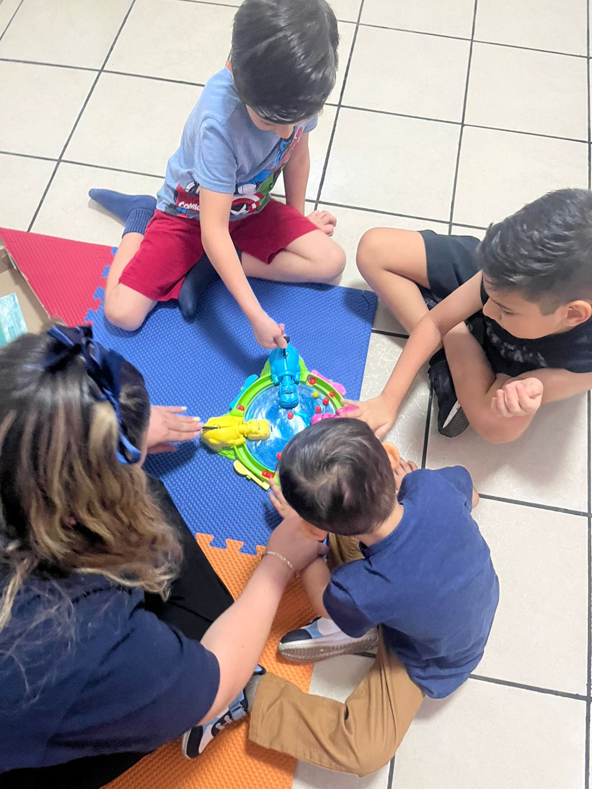 Niños jugando mientras toman turnos