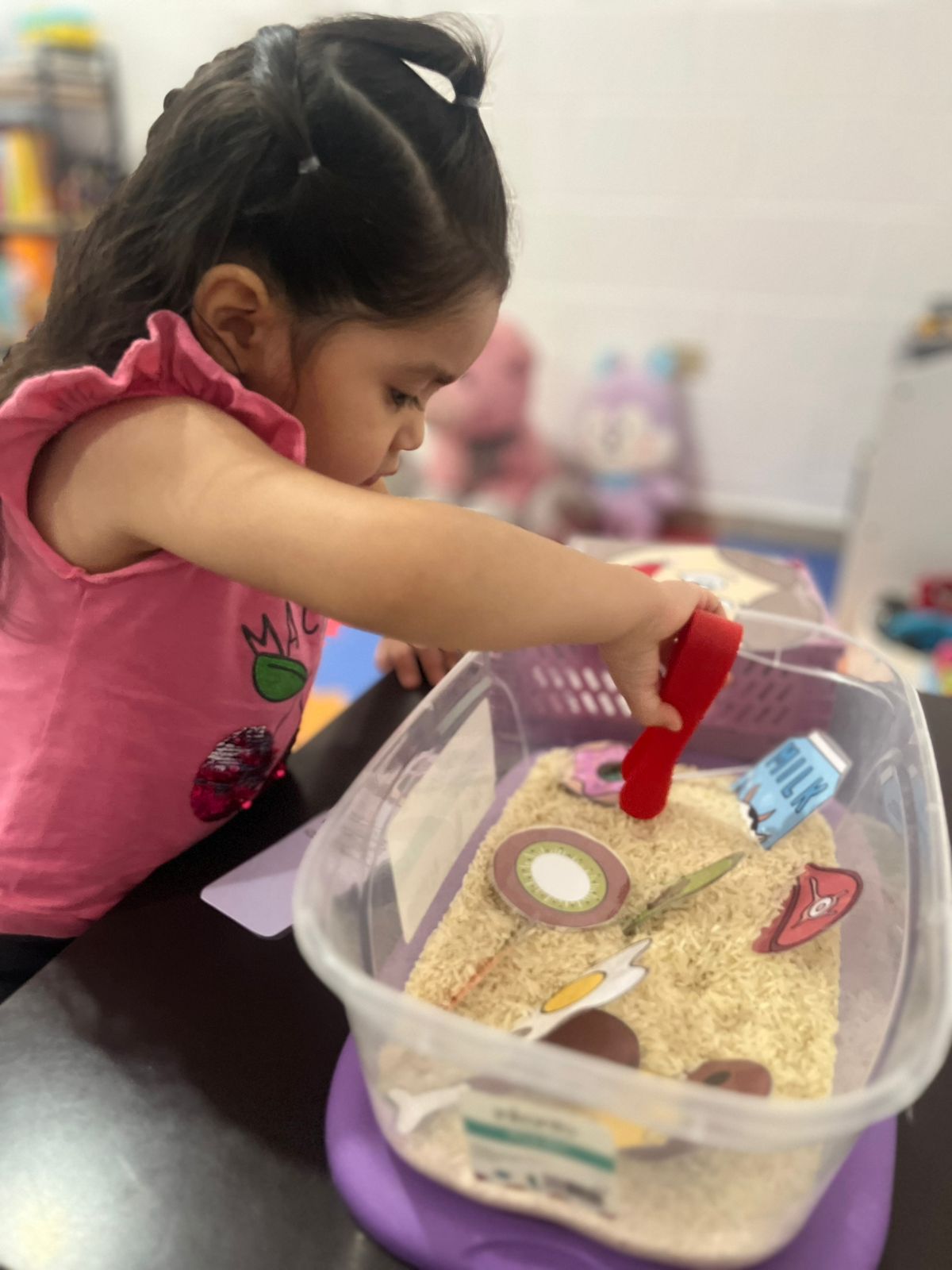 Niña trabajando lenguaje a traves del juego